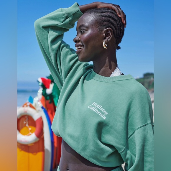 HOLLISTER OVERSIZED LOGO GRAPHIC SWEATSHIRT - Picture 3 of 3